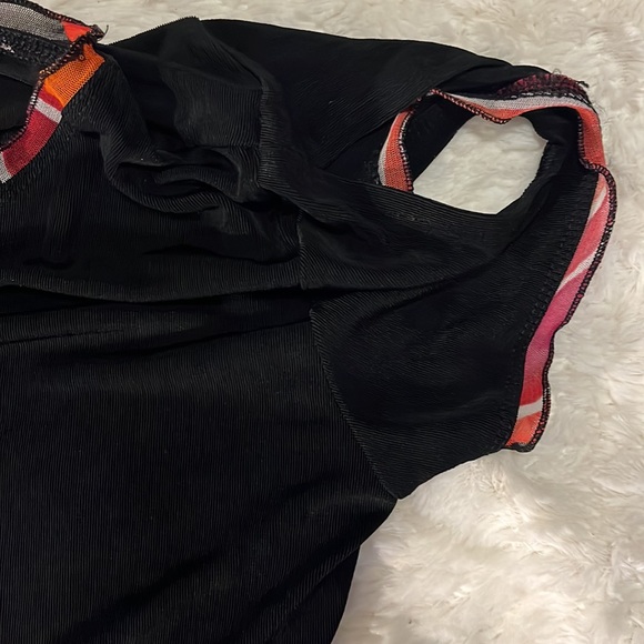 Chico’s Travelers black top. Red ruffle hem, neck line. Size 2. Slits in sleeve - Picture 4 of 7